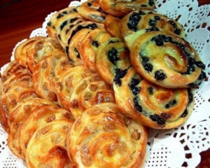 Французские булочки пекут с изюмом в коньяке