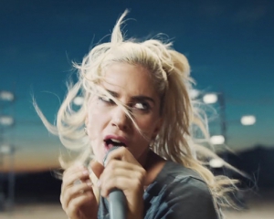 Леди Гага в новом клипе обнажает ягодицы и таскает за волосы барабанщика