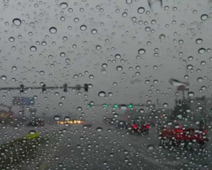 До чого призводять різкі маневри у дощ — відеодобірка ДТП