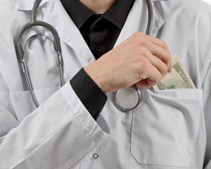 Лікар отримав хабар $2 тис. від пенсіонера-інваліда