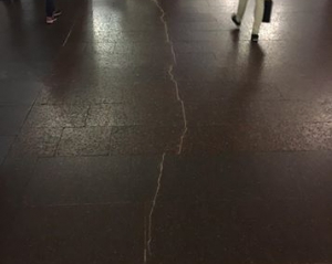 Платформа на станції метро Героїв Дніпра розкололася навпіл