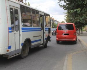 Хасид припаркувався на автобусній зупинці