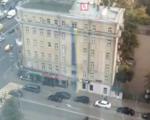 На фасаде дома в Москве вывесили огромный флаг Украины