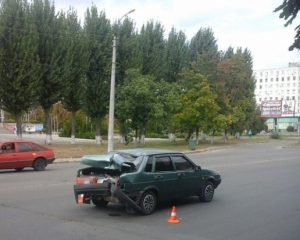 Мотоцикліст на швидкості врізався в машину