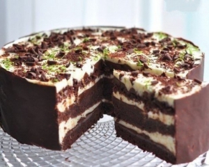 Шоколадный торт смазывают йогуртовым кремом с лайма