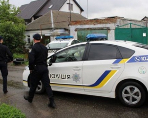 Поліцейського впізнали за посвідченням у кишені