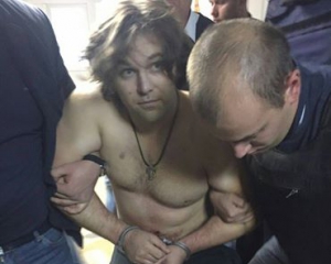 Пугачев выстрелил в полицейских 8 раз