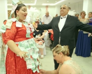 Розкішне весілля зробило ромських молодят  зірками
