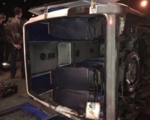 Мікроавтобус перевернувся на слизькій дорозі: 6 людей травмовано