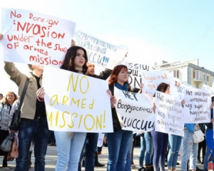 В ЛНР митингуют против иностранных вооруженных миссий
