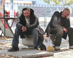 Бездомные требуют деньги за услуги
