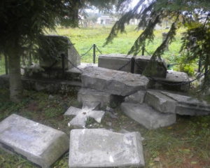 В Польше крушат украинские памятники - вандалы безнаказанны