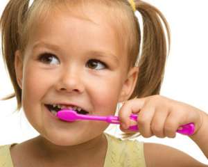 Не стоит чистить зубы сразу после еды - стоматологи