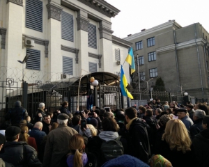 &quot;Стоп Путин&quot; - под посольством России протестуют