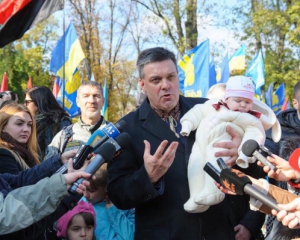 Тягнибок пришел на &quot;Марш славы героев&quot; с детьми и внучкой