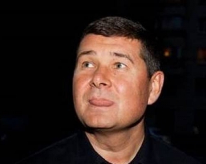 Детективы ищут в Онищенко паспорта других стран