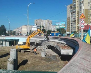 Строительство над станцией Героев Днепра могут прекратить