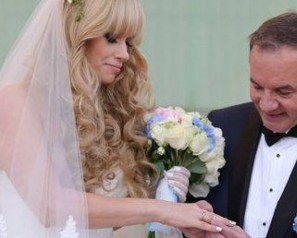 Молодая жена мэра Глухова хотела отказаться от роскошного свадебного платья и церемонии