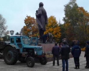 Повалили останній пам&#039;ятник Леніну