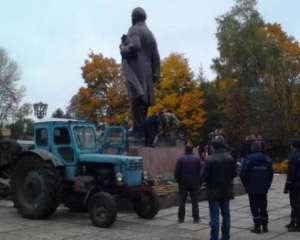 Повалили последний памятник Ленину