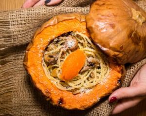 Макароны запекают в тыкве