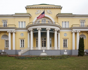 В Москві закидали фаєрами представництво посла США