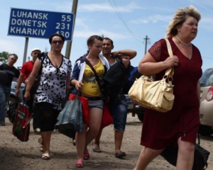 Третина українських переселенців заощаджує на їжі - опитування