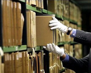 Як музейники реставрують архівні документи