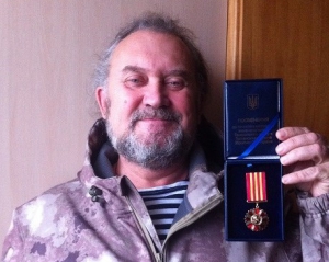 Письменник-казкар отримав нагороду від Збройних сил України