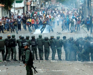 Массовые беспорядки в Венесуэле: убили полицейского