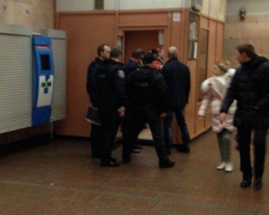 В метро ранили полицейского