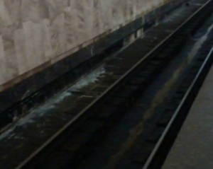 "Хоть кораблики пускай": вода затопила пути станции метрополитена