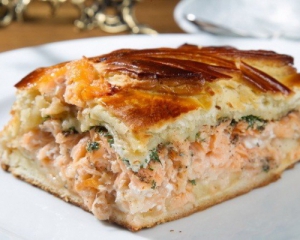 Пирог начиняют рыбными консервами и сыром