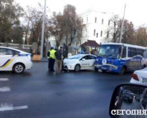 Патрульное авто столкнулось с маршруткой