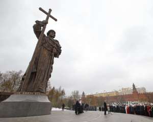 Возле Кремля поставили памятник киевскому князю