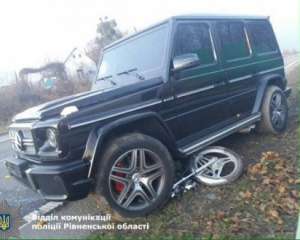 Під колесами позашляховика Mercedes загинув мопедист