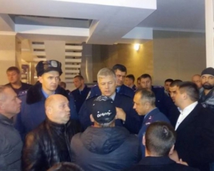 Активісти захопили штурмом будівлю обласної поліції