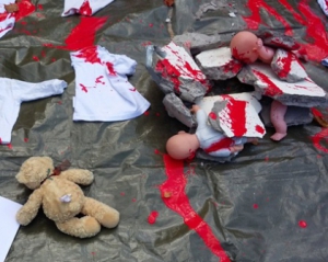 До посольства РФ активісти принесли &quot;закривавлених&quot; ляльок