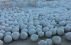 На березі річки з'явились велетенські снігові кулі