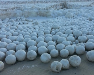 На березі річки з&#039;явились велетенські снігові кулі