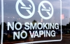 Медики світу вимагають заборони паління електричних цигарок в публічних місцях