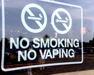Медики світу вимагають заборони паління електричних цигарок в публічних місцях