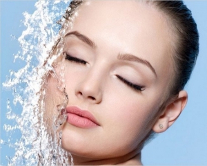 Пять преимуществ мицеллярной воды над косметическими средствами