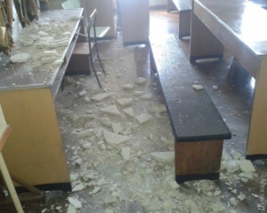 На головы студентов во время лекции упал потолок
