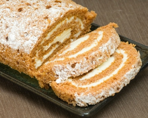 Тыквенный рулет готовят с сырным кремом