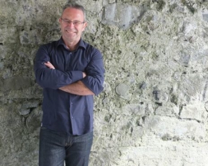 Письменник отримав премію за роман із одного речення