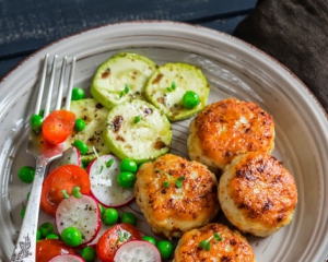 Куриные котлеты готовят с творогом и кабачками