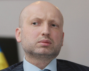 Турчинов потролив ФСБ візиткою Яроша та червоними шароварами