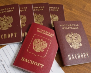 Російська Дума хоче видати жителям окупованого Донбасу російські паспорти