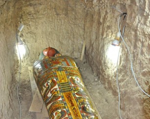 Тысячелетнюю мумию нашли возле храма